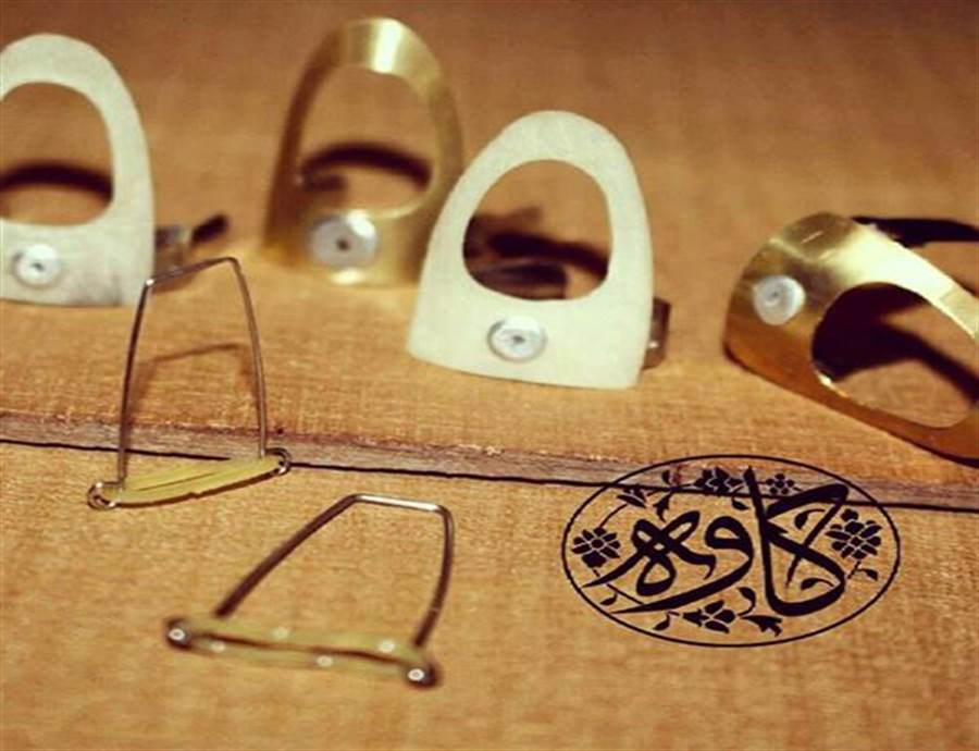 آشنایی با مضراب های سیمی و شاخ برای سه تار